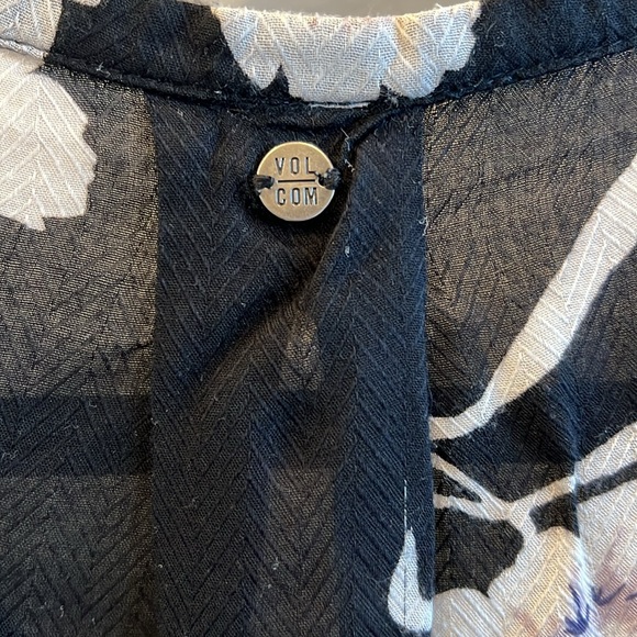 Volcom blouse, black floral, flowy, size M - Picture 4 of 5